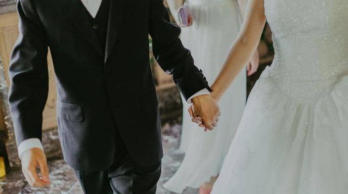 بسبب قلّة الوجبات في المطعم… حفل زفاف في مصر يتحوّل الى معركة بالكراسي!