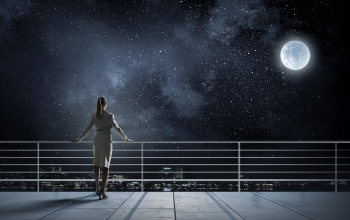 ماذا يمكن أن تتوقّعي بعد النظر إلى القمر في منامك؟