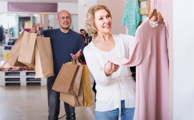 هدية الملابس في الحلم… هل يعتبر خيراً؟