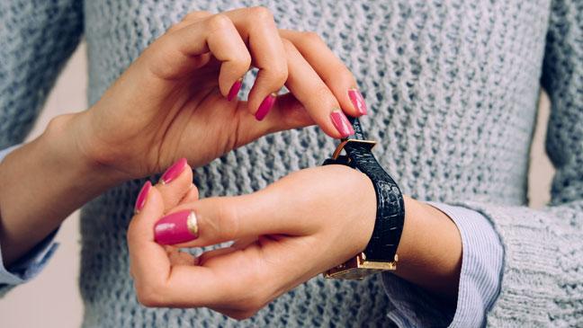 اذا رأيتِ نفسك تلبسين ساعة في منامك… اليك التفسيرات المحتملة!