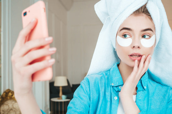 كيف يؤثر التعرّض المستمر للشاشات على بشرتكِ وما الحلول العصرية؟