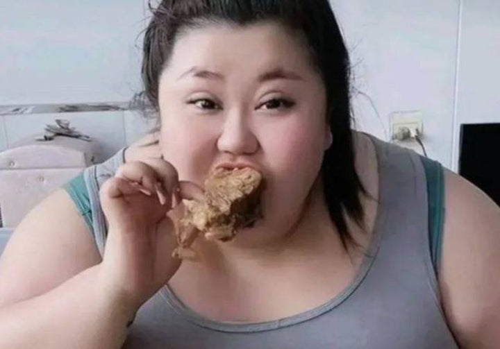 مؤثرة مشهورة تُفارق الحياة خلال بثّ مباشر…والسبب؟