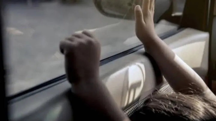 تركها والدها في السيارة… وفاة ابنة السنتَين في بعلبك بسبب أشعة الشمس الحارقة!