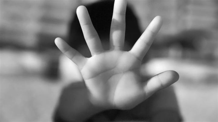 أمّ تحبس ابنتها في صندوق لثلاث سنوات.. إليكم كيف تمّ كشفها!