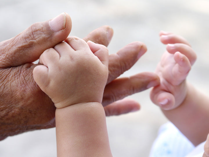 فيديو صادم… جد يمازح حفيدته وما حصل غير متوقّع!