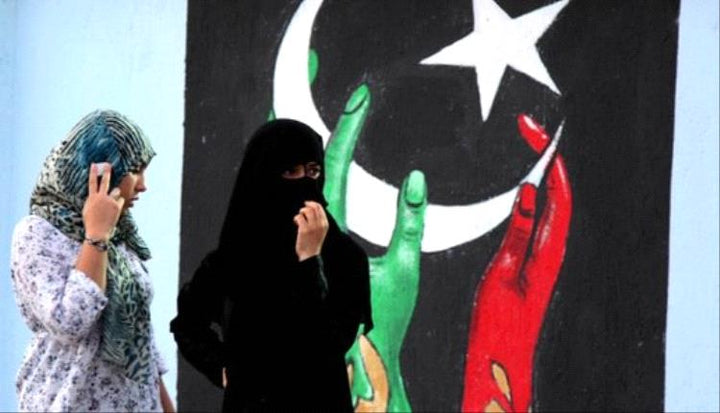 صيحات الشعر وملابس الشباب العصرية ممنوعة.. جدل في ليبيا بعد فرض الحجاب ومنع الاختلاط!