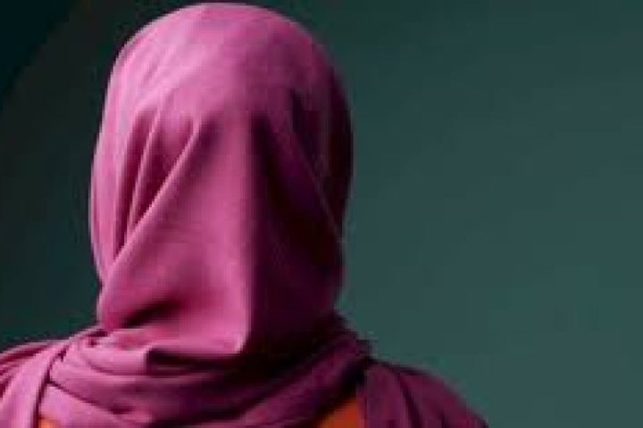 لأنّها أرادت خلع الحجاب… قام والدها وشقيقها بتعذيبها وحلق شعرها!