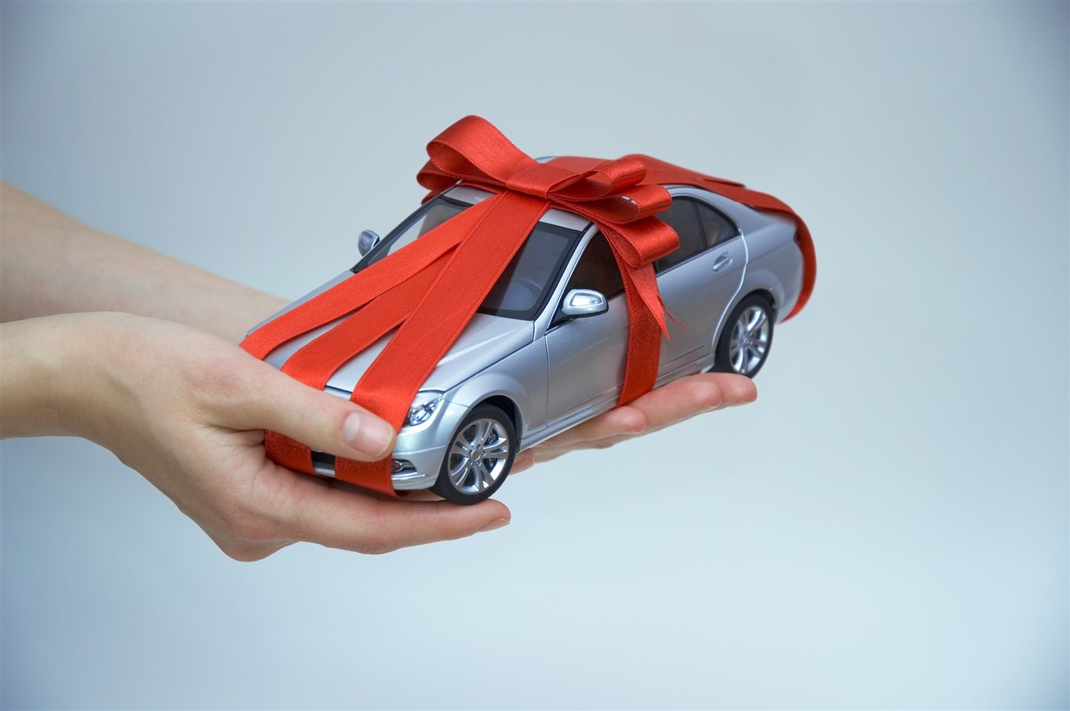 Подарить машину супруге. Автомобиль в подарок. Машинка с подарками. Дарят машину. Бант на машину.