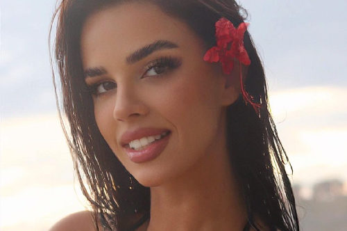 اطلالات ملكة جمال كرواتيا في قطر تثير الجدل ومطالبات بترحيلها أنوثة 